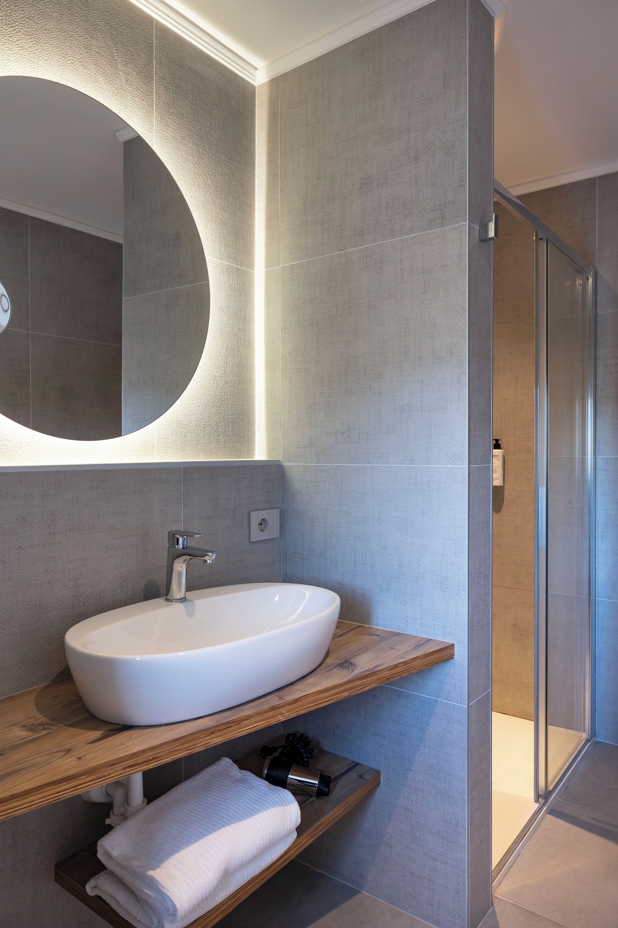 deluxe double or twin room | bathroom | shower, free toiletries, hair dryer, towels