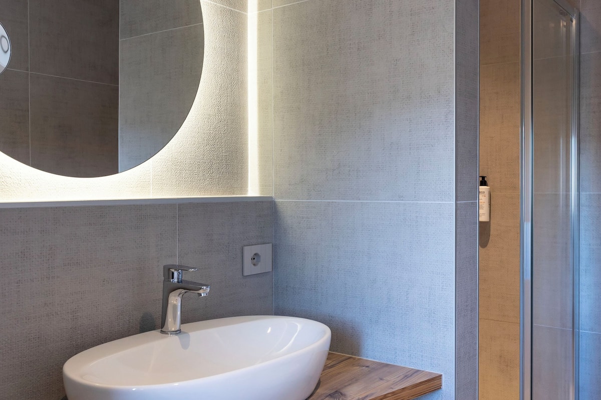 deluxe double or twin room | bathroom | shower, free toiletries, hair dryer, towels