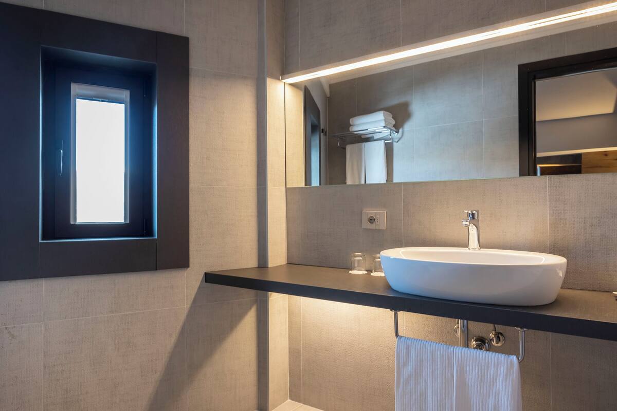 deluxe double or twin room | bathroom | shower, free toiletries, hair dryer, towels