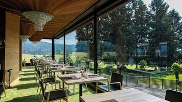 Breakfast and dinner served