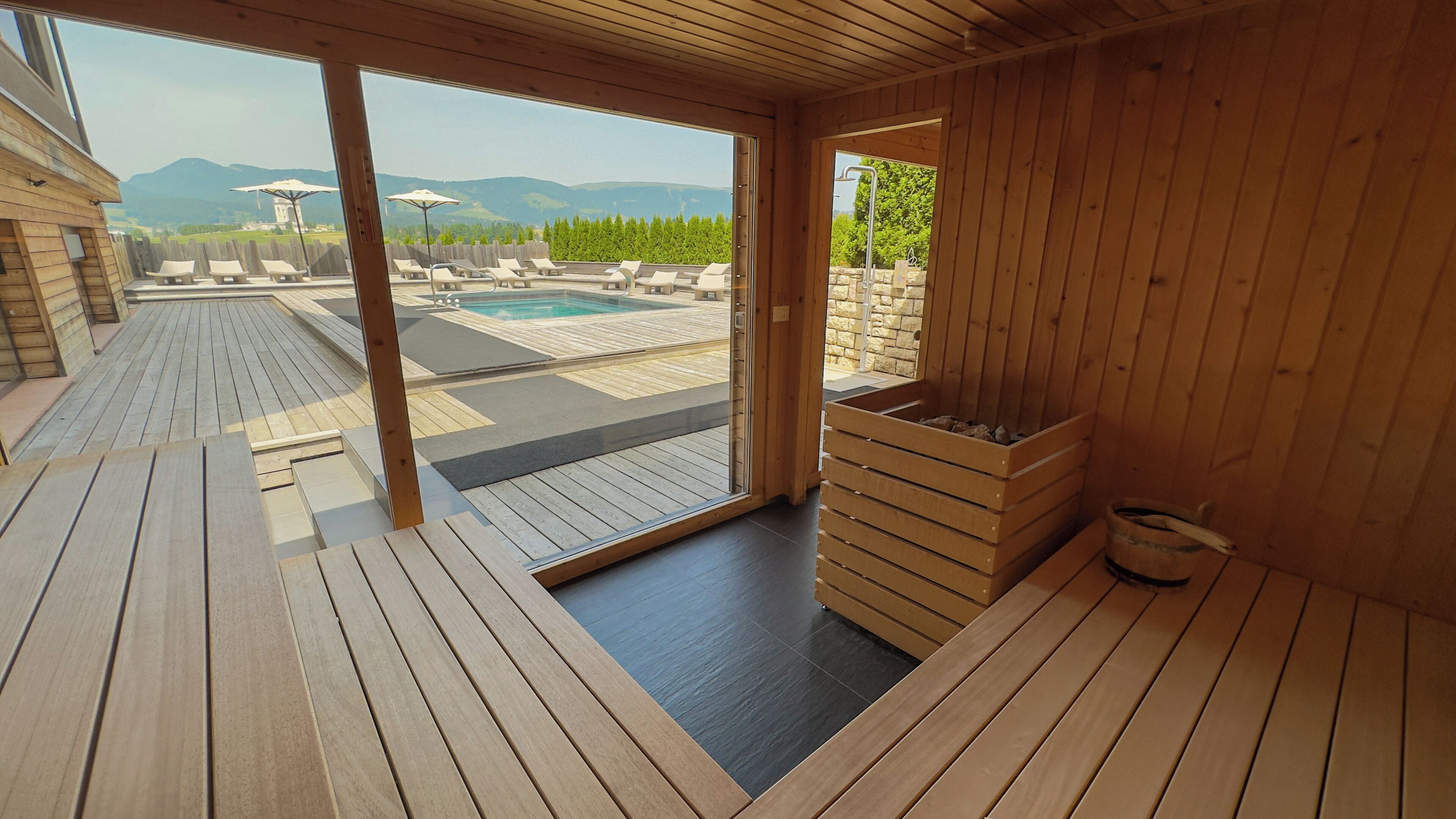 Sauna, hot tub, steam room
