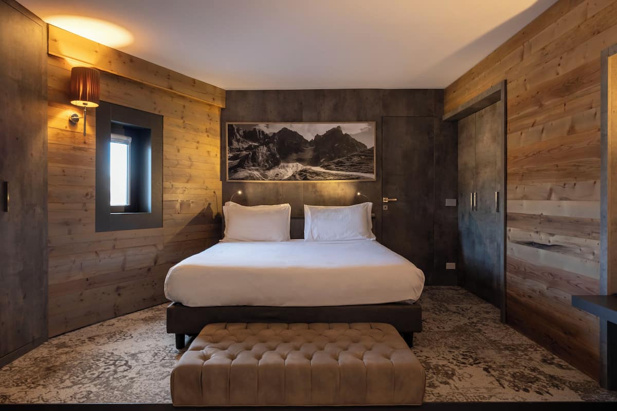 Deluxe Double or Twin Room | 1 bedroom, minibar, in-room safe, desk