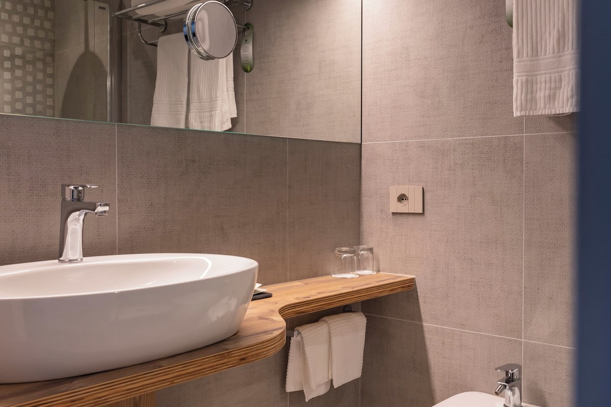 superior double or twin room | bathroom | shower, free toiletries, hair dryer, towels