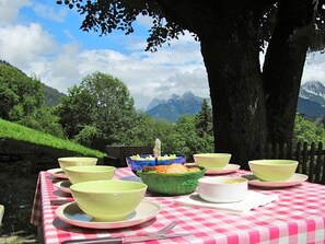Outdoor dining - Heidi Chalet Alps-unique experience (Rossiniere)