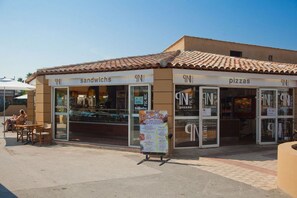 A restaurant with a tiled roof and large glass windows. - Dsone Vacances (Grimaud)