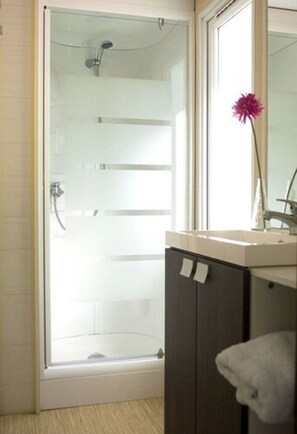 Mobile Home (Family Tropez) | Bathroom | Shower, towels - Dsone Vacances (Grimaud)