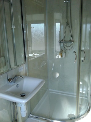 Double Room, Ensuite | Bathroom | Towels