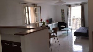 Una habitación con cama, escritorio, silla y ventana.