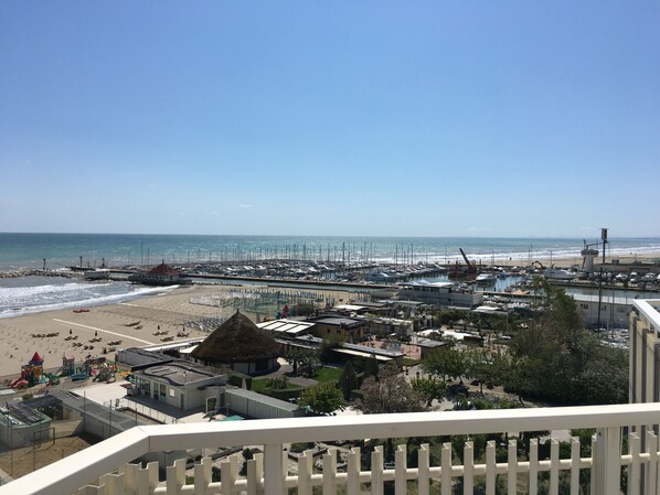 Minibar, coffres-forts dans les chambres, bureau, Wi-Fi gratuit