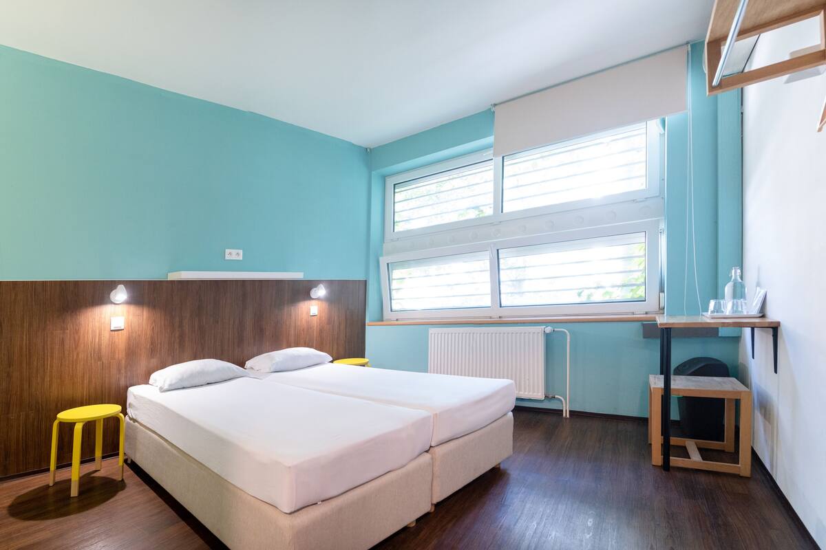 In-room safe, WiFi (free)