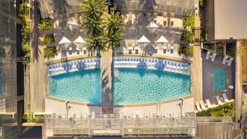 Una piscina al aire libre, una piscina climatizada