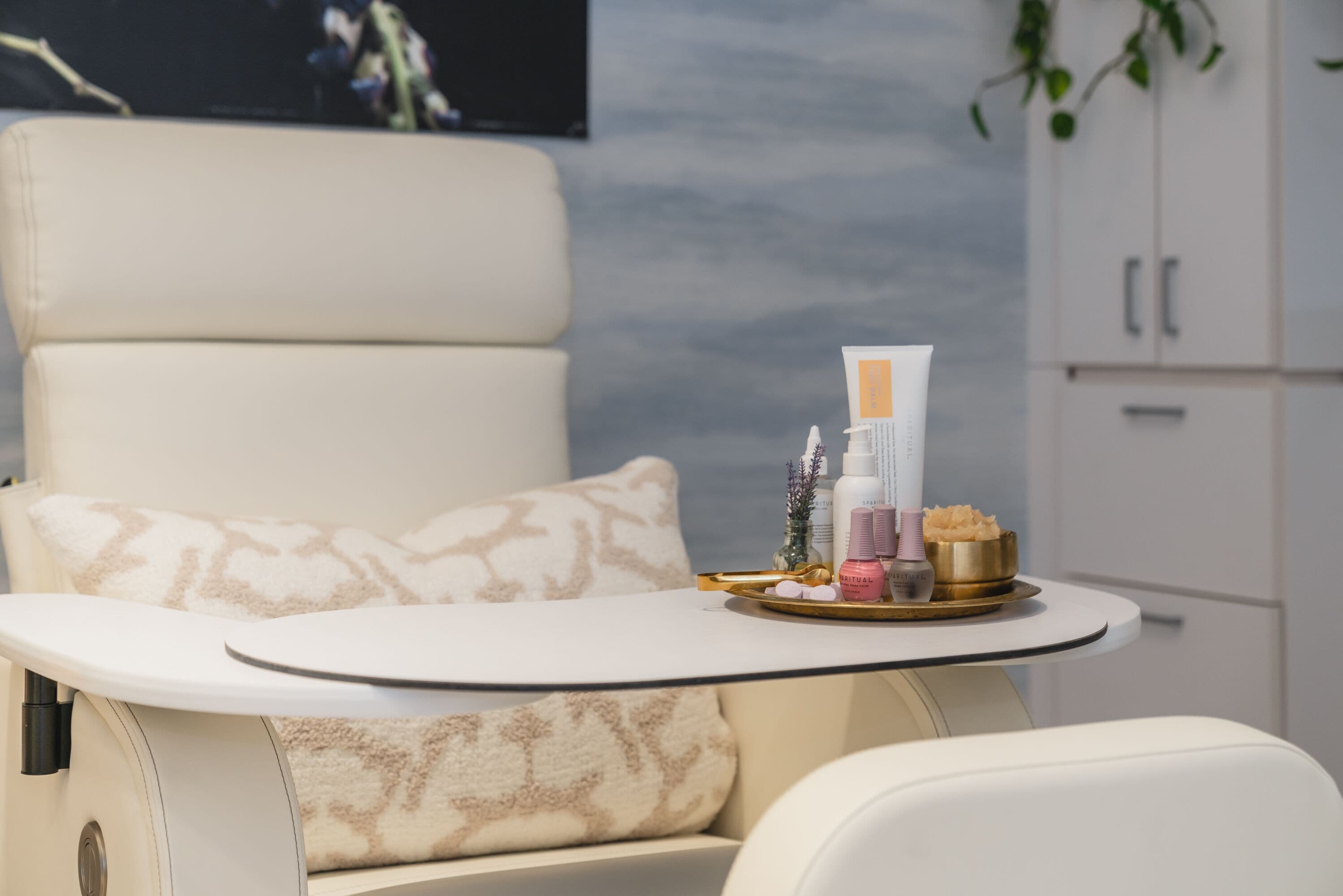 Quarto moderno e bem equipado, com área de estar confortável, uma mesinha com produtos de higiene pessoal e vista para o céu.