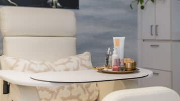 Quarto moderno e bem equipado, com área de estar confortável, uma mesinha com produtos de higiene pessoal e vista para o céu.