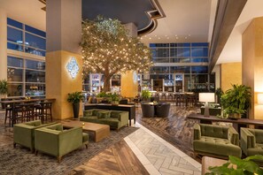 6 nhà hàng, phục vụ bữa sáng, bữa trưa, bữa tối, món ăn kiểu Mỹ