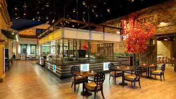 6 restaurantes, se sirven desayunos, comidas, cenas y cocina americana