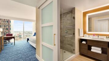Studio Suite, 1 King Bed | Premium bedding, pillow-top beds, minibar, in-room safe