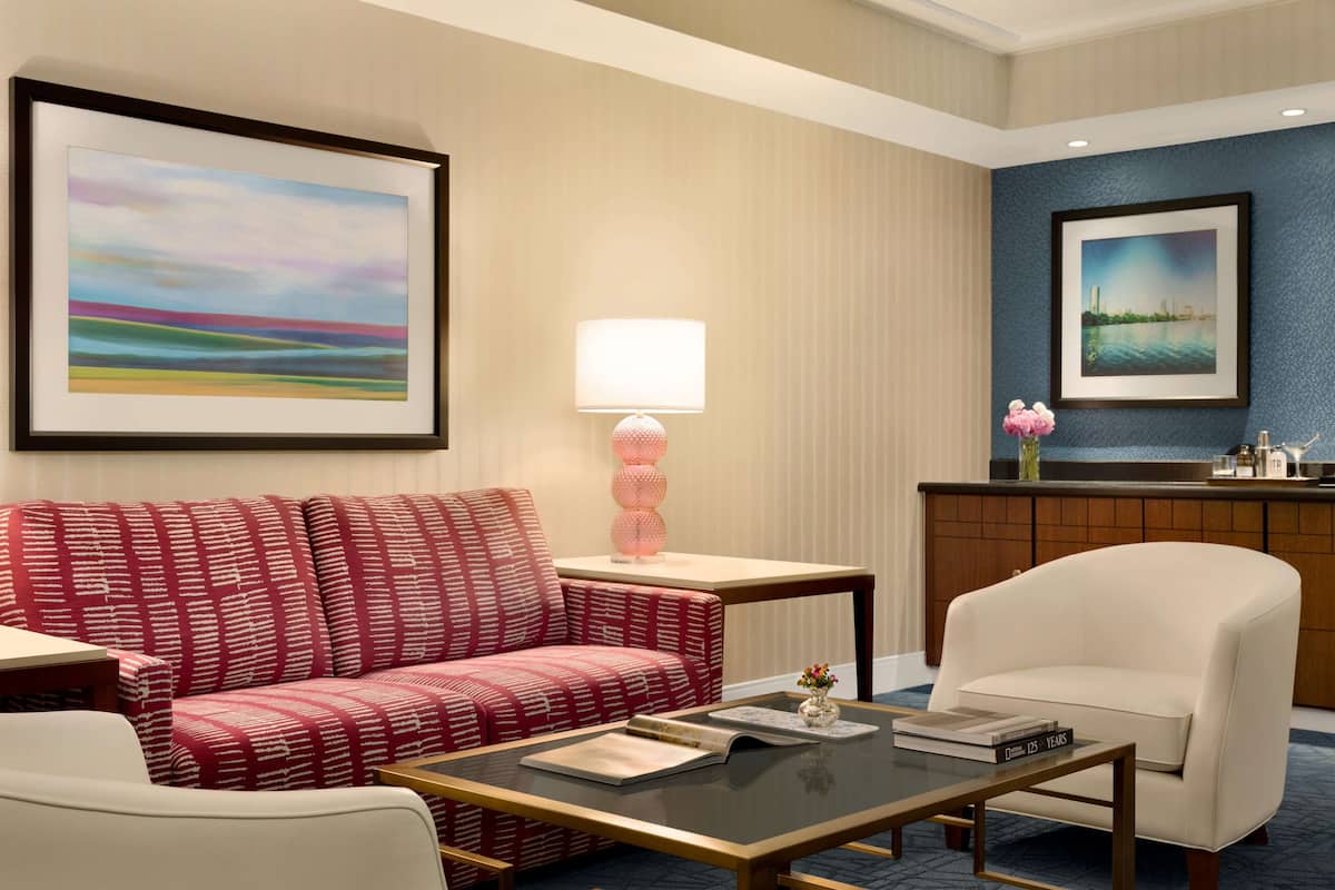 Ropa de cama de alta calidad, colchones con pillow-top y minibar