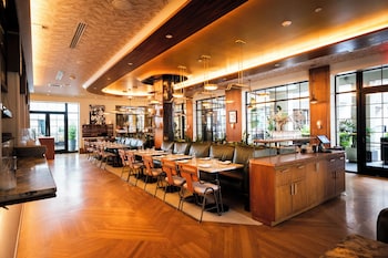 2 restaurants, breakfast, lunch, dinner served; Mediterranean cuisine at Kimpton La Peer Hotel by IHG