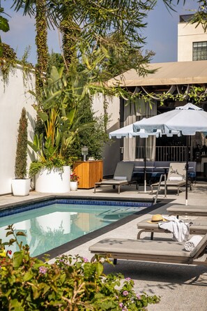 Outdoor pool, pool umbrellas, pool loungers - Kimpton La Peer Hotel West Hollywood by IHG (West Hollywood)