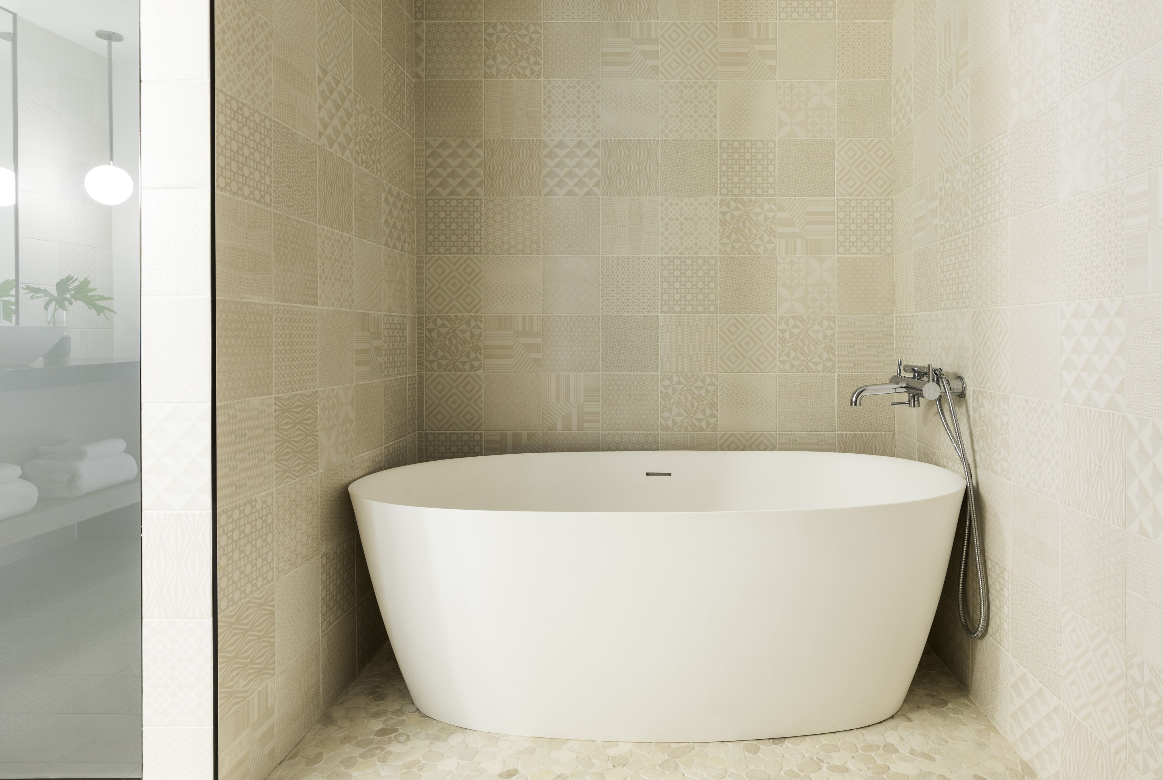 Deep soaking bathtub
