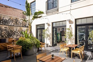 Terrace/patio - Kimpton La Peer Hotel West Hollywood by IHG (West Hollywood)