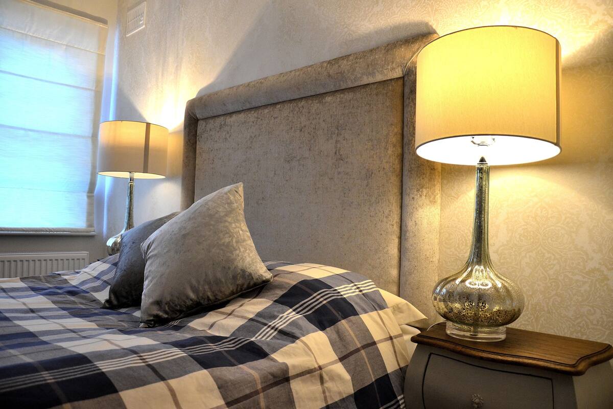 Queen Room | Premium bedding, in-room safe, desk, WiFi (free)
