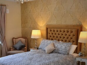 King Room | Hochwertige Bettwaren, Zimmersafe, Schreibtisch, kostenloses WLAN