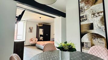 高级开间 | 埃及棉床单、高档床上用品、Select Comfort 床、迷你吧