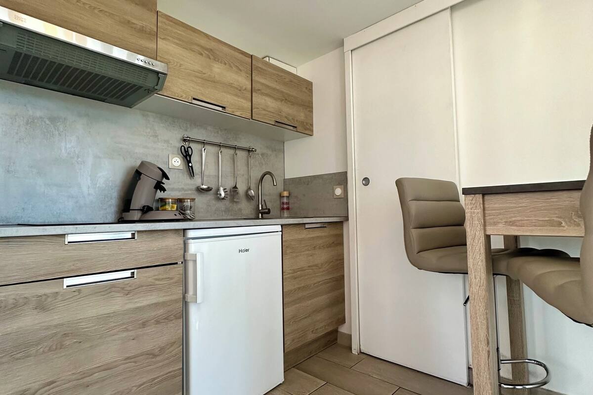 comfort studio, kitchenette, hill view | private kitchen | electric kettle, cleaning supplies