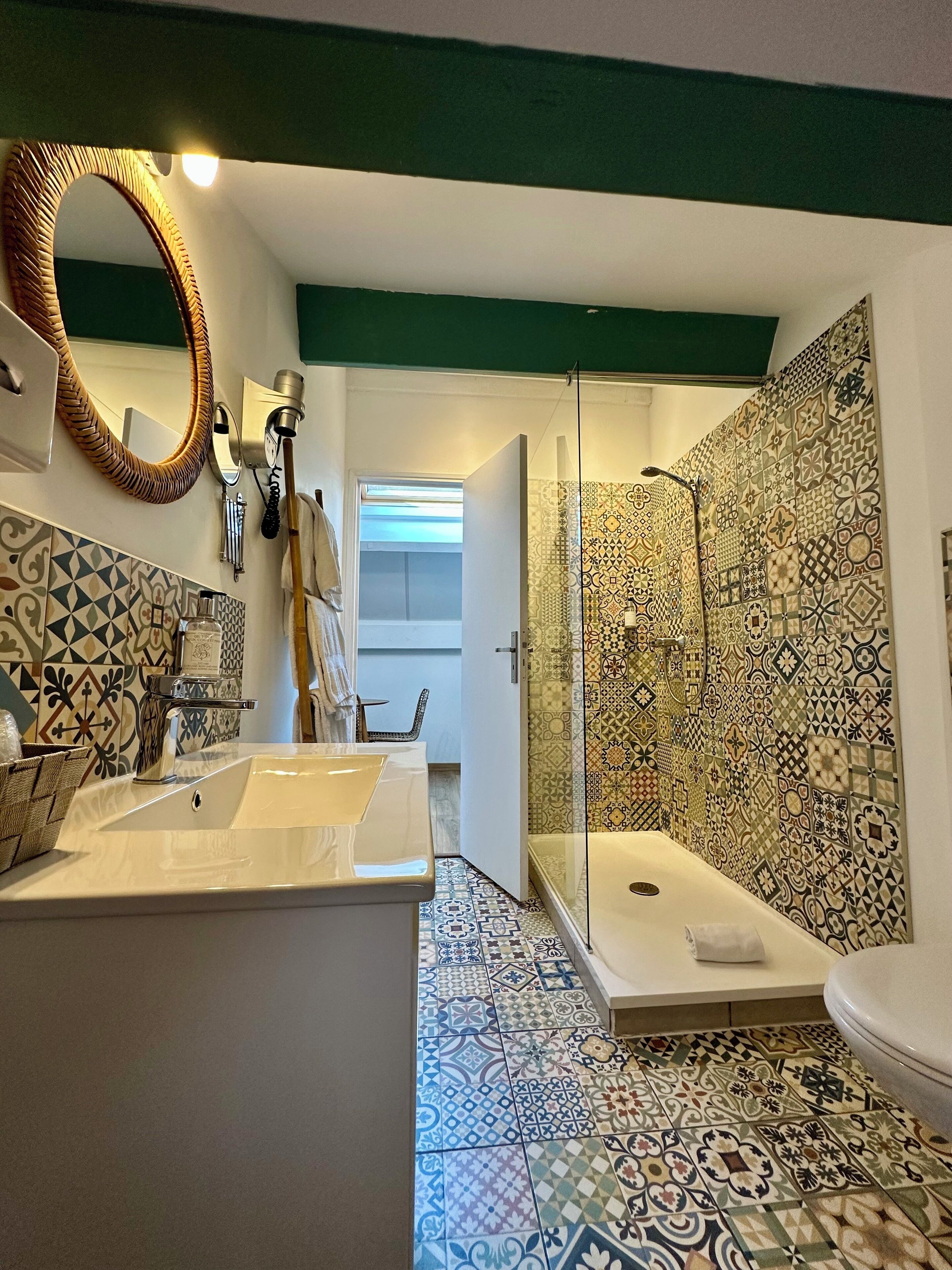 basic studio, 1 bedroom, kitchenette | bathroom | free toiletries, hair dryer, towels, soap