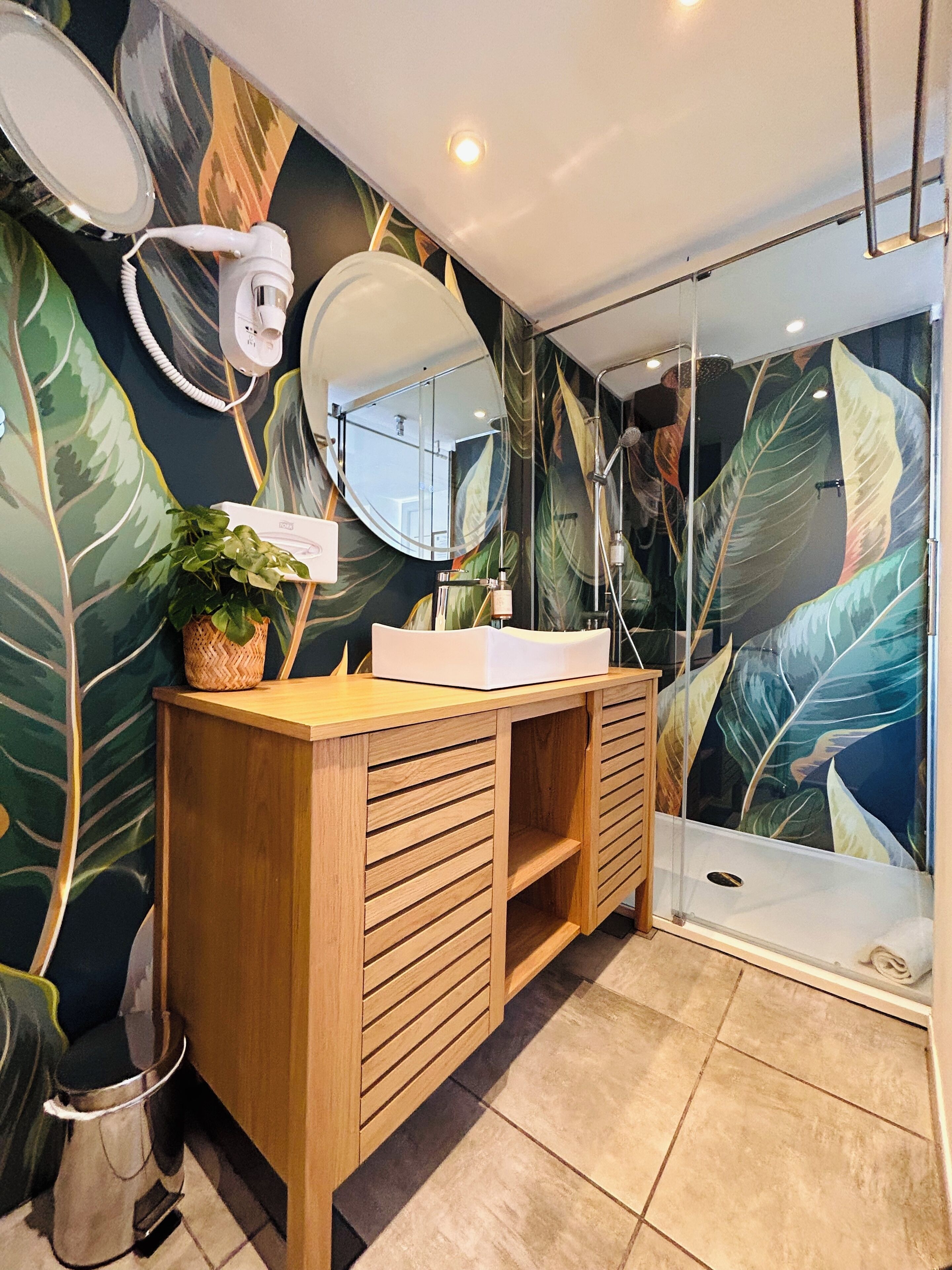 Superior Double Room | Bathroom | Free toiletries, hair dryer, towels, soap