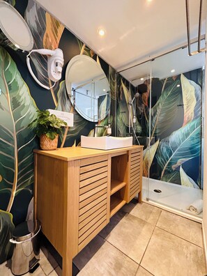 Superior Double Room | Bathroom | Free toiletries, hair dryer, towels, soap - Hotel Eden Cassis (Cassis)