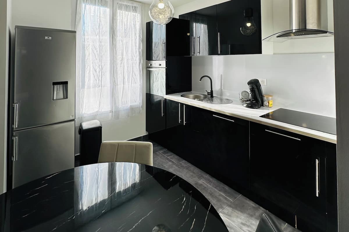 Căn hộ tiện nghi đơn giản, 1 phòng ngủ, có thể sử dụng hồ bơi | Bếp nhỏ riêng | Ấm điện, dụng cụ vệ sinh