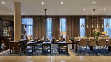 Sarapan bufet setiap hari (AUD 35 seorang)