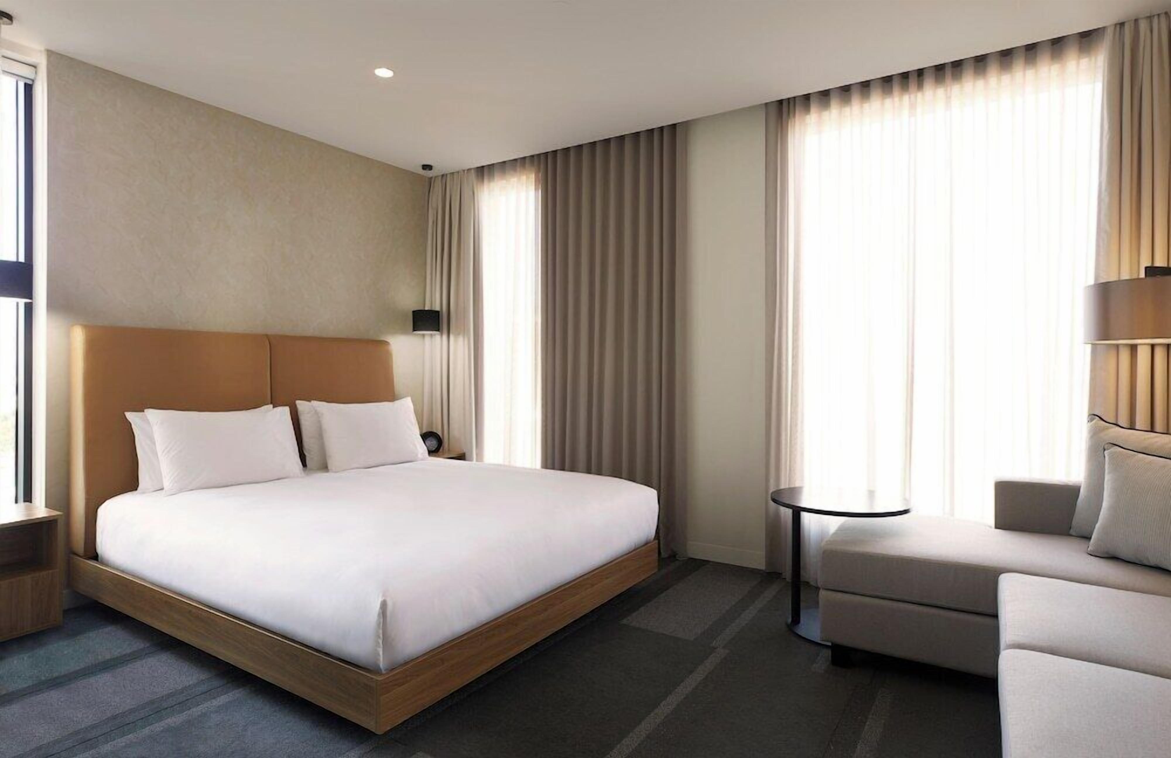 Hypo-allergenic bedding, in-room safe, desk, blackout drapes
