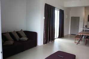 Apartemen (Queen Family Standard Room) | Area keluarga | TV layar datar