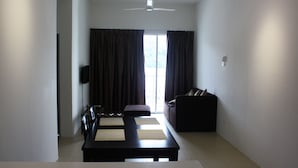 Appartement (Promo Queen Family Standard Room) | Coin séjour | Télévision à écran plat