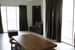 Apartment (Strawberry Queen Room) | Essbereich im Zimmer