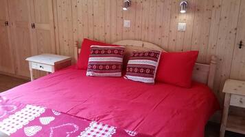 Chalet, 4 Bedrooms, Terrace (3 Bathrooms) | 4 bedrooms, desk, free cots/infant beds, free WiFi