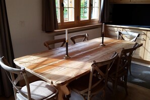 Chalet, 4 Bedrooms, Terrace (3 Bathrooms) | In-room dining