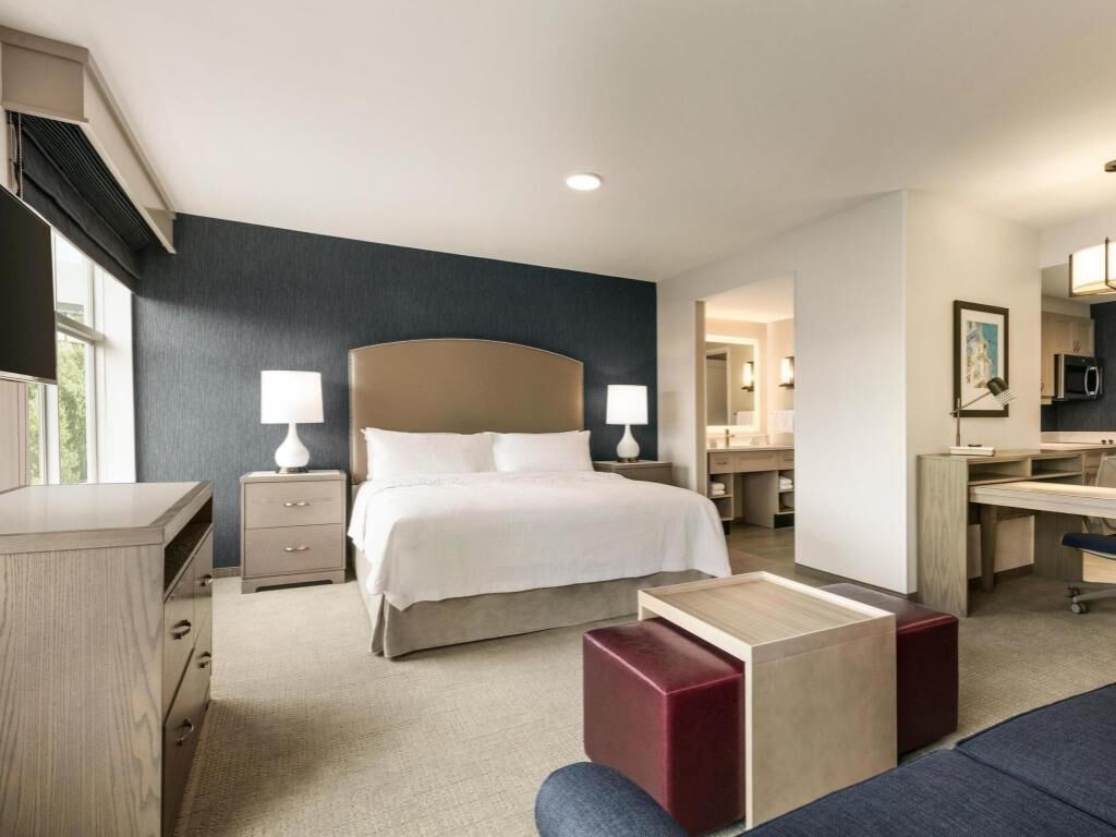 Cofres nos quartos, escrivaninha, espaço de trabalho para notebook