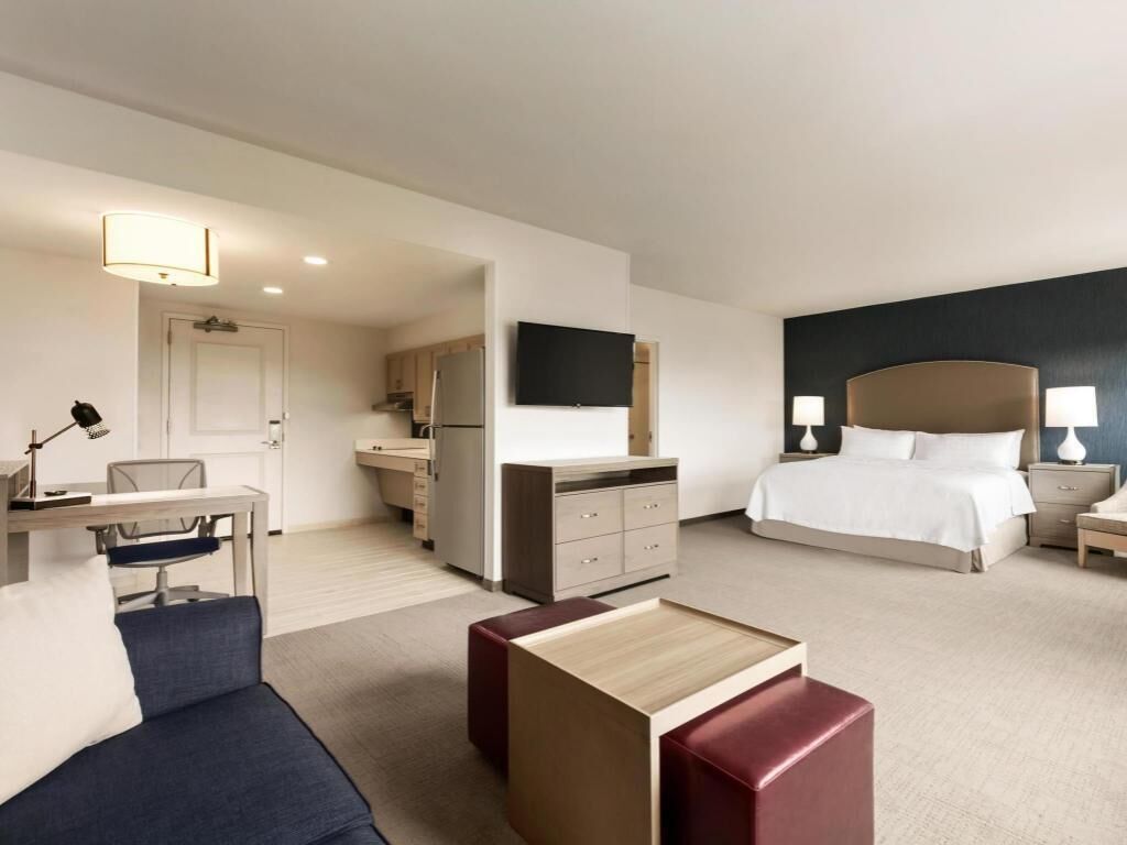 Cofres nos quartos, escrivaninha, espaço de trabalho para notebook