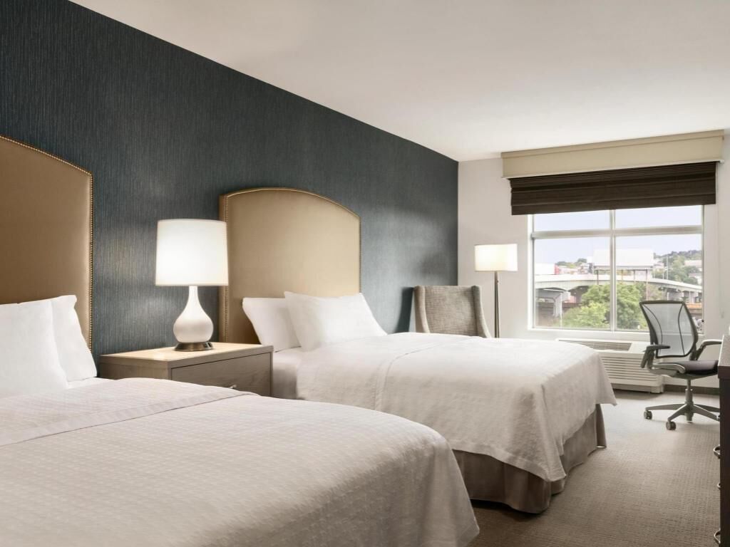 Cofres nos quartos, escrivaninha, espaço de trabalho para notebook