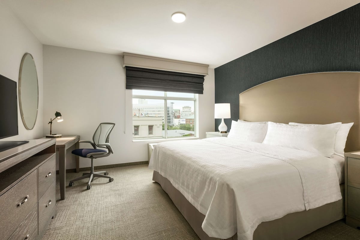 Studio Suite, 1 King Bed, Non Smoking (Urban) | In-room safe, desk, laptop workspace, blackout drapes