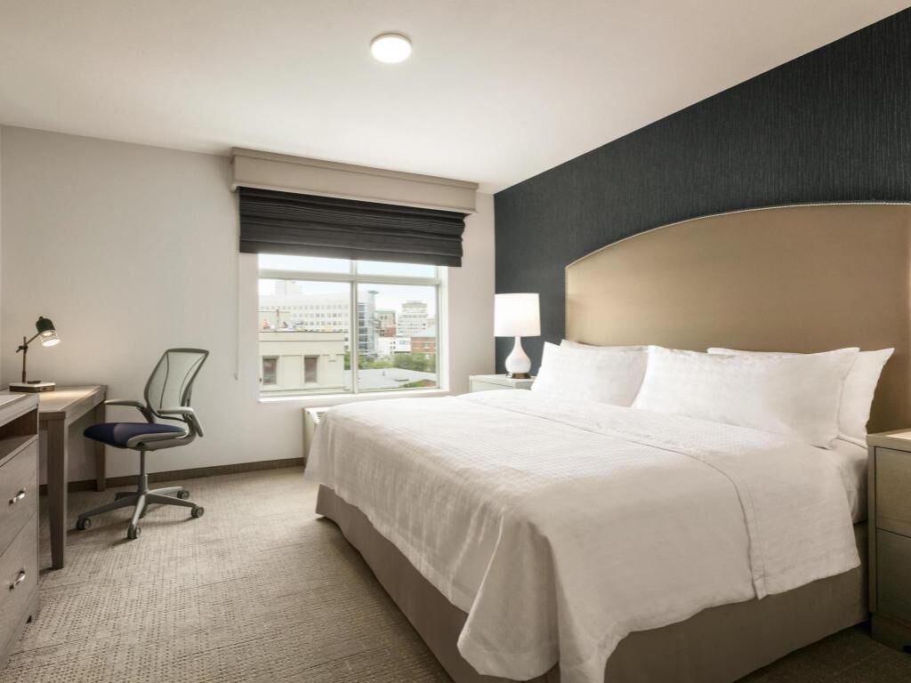 Cofres nos quartos, escrivaninha, espaço de trabalho para notebook