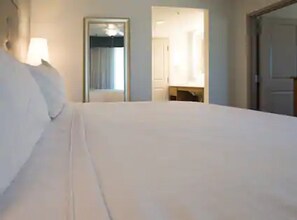 Cofres nos quartos, escrivaninha, Wi-Fi de cortesia, roupa de cama
