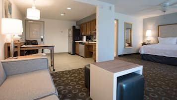 Een kluis op de kamer, een bureau, gratis wifi, beddengoed