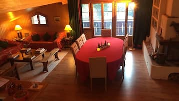 Chalet, 3 chambres, 2 salles de bains, vue montagne | Restauration dans la chambre