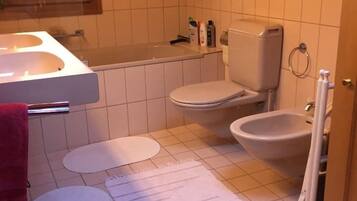 Chalet, 3 chambres, 2 salles de bains, vue montagne | Salle de bain | Ensemble douche/baignoire, serviettes fournies