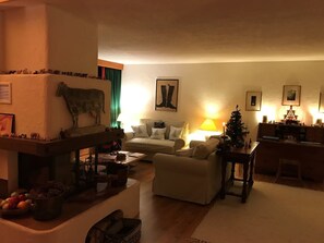 Chalet, 3 Bedrooms, 2 Bathrooms, Mountain View | Living room